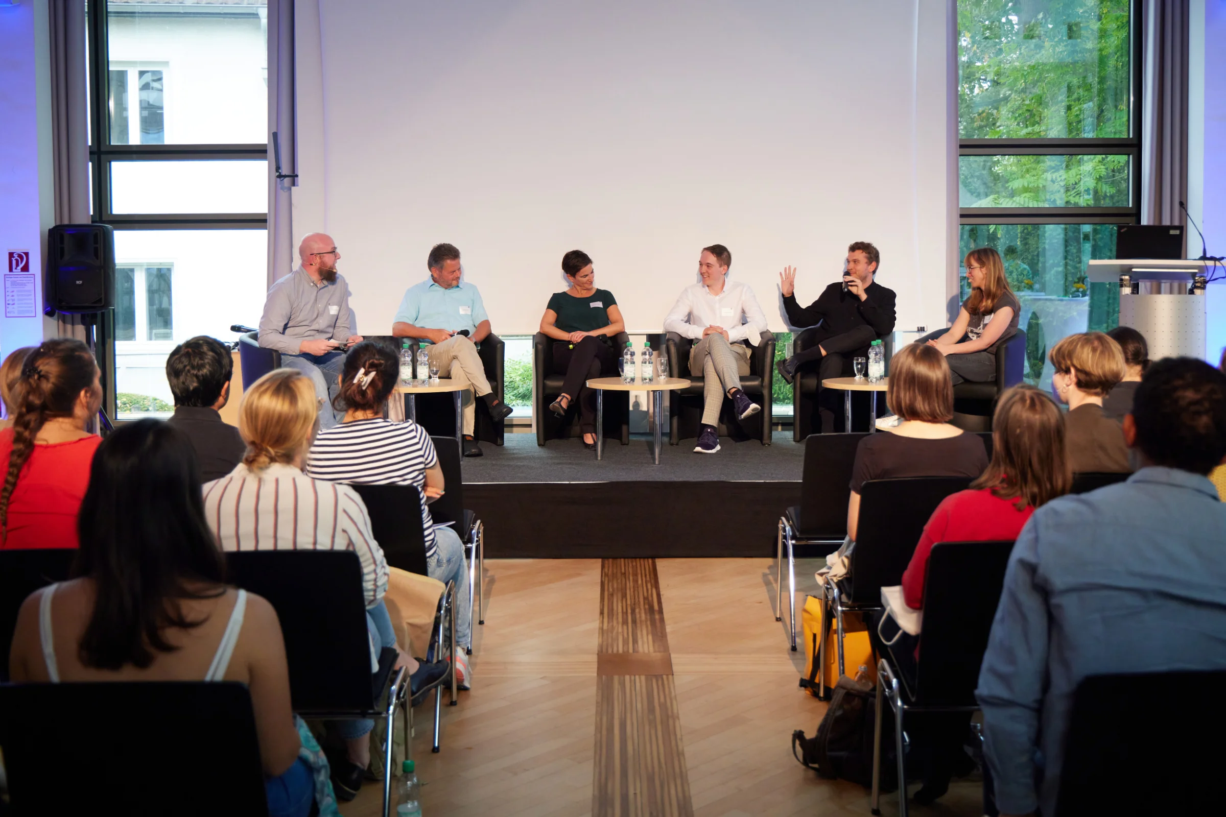 Auf dem Podium (von links):