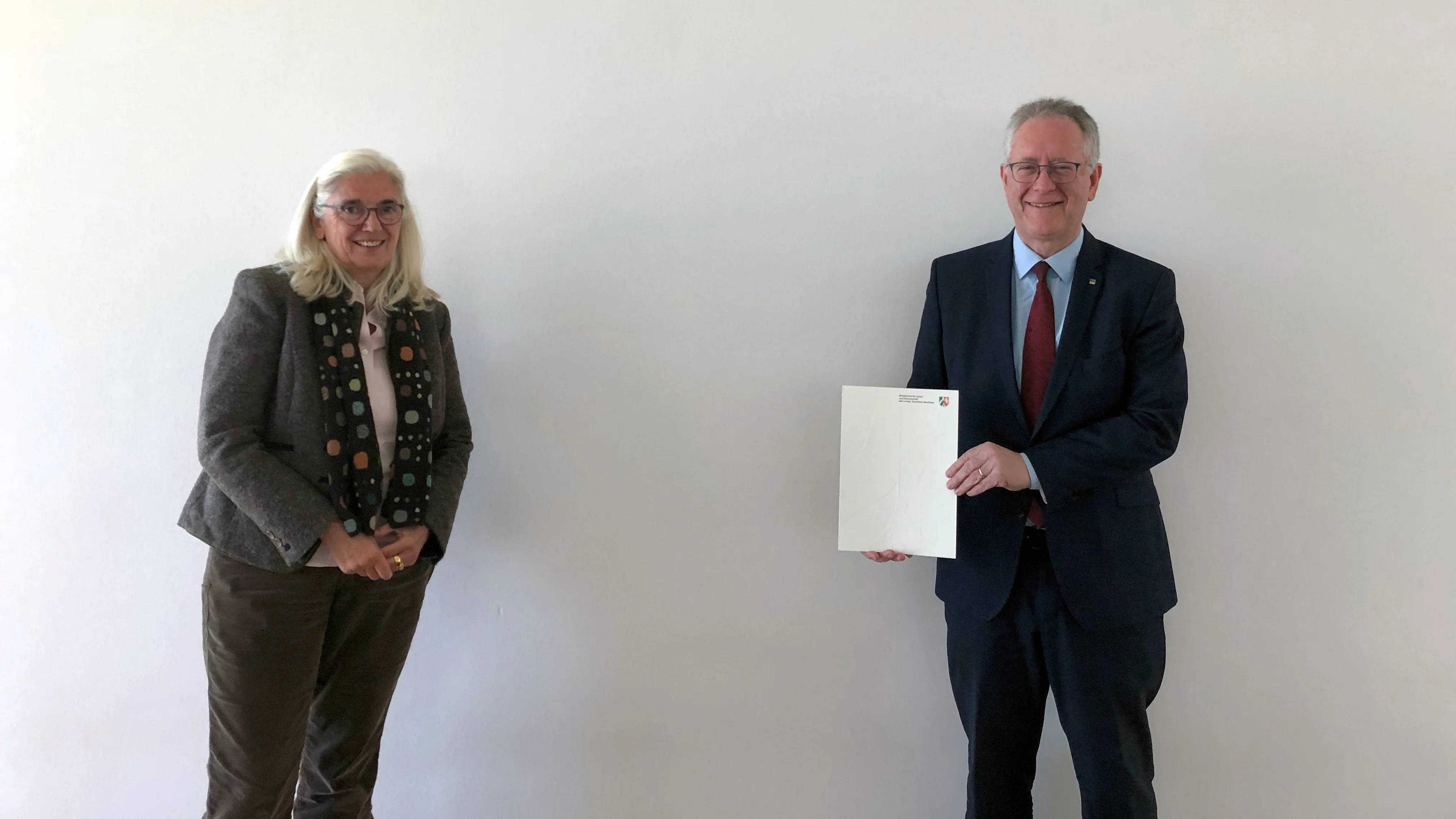 Urkundenübergabe: Wissenschaftsministerin Isabel Pfeiffer-Poensgen und Rektor Michael Hoch.