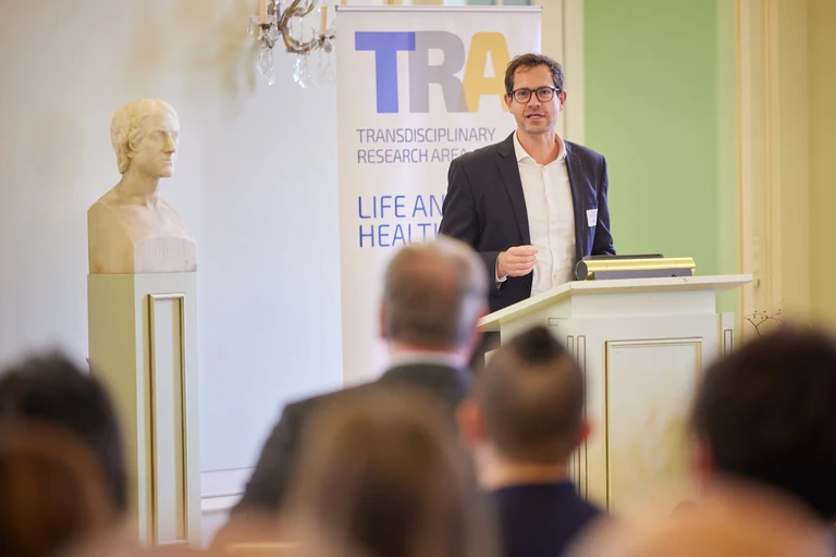 Hertz-Professor Dominik Bach stellte in seiner Antrittsvorlesung unter anderem Daten aus Experimenten vor.