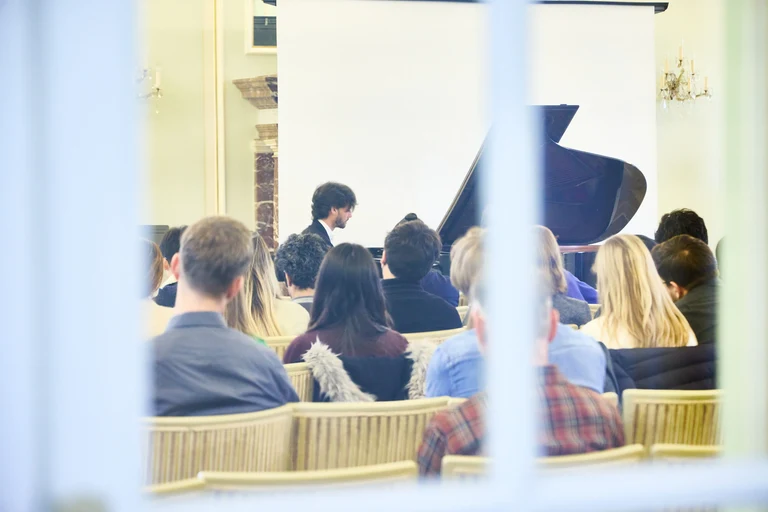 Der in Berlin lebende kanadische Pianist Ben Cruchley sorgte im Anschluss an die Vorträge für Musik.