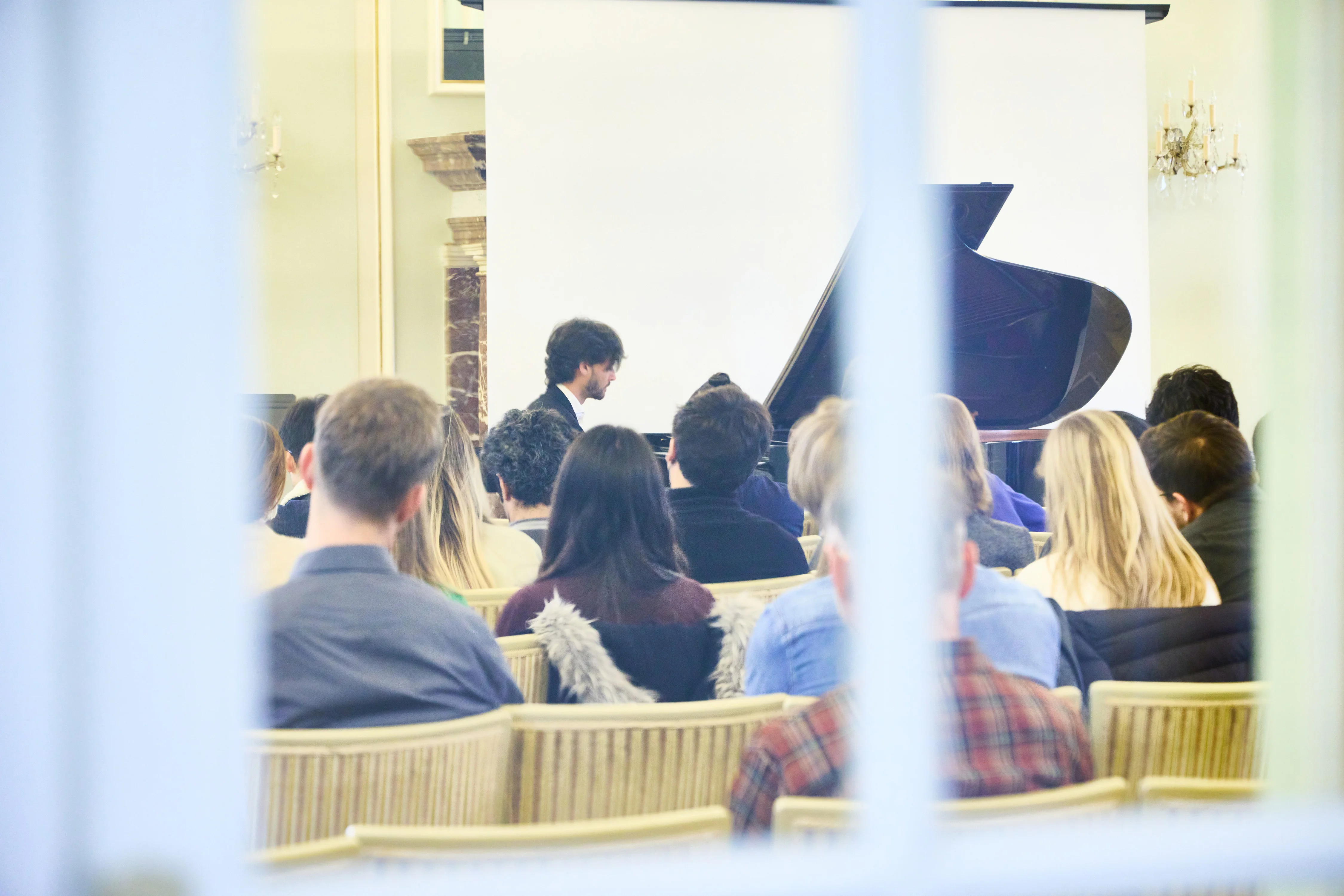 Der in Berlin lebende kanadische Pianist Ben Cruchley sorgte im Anschluss an die Vorträge für Musik.