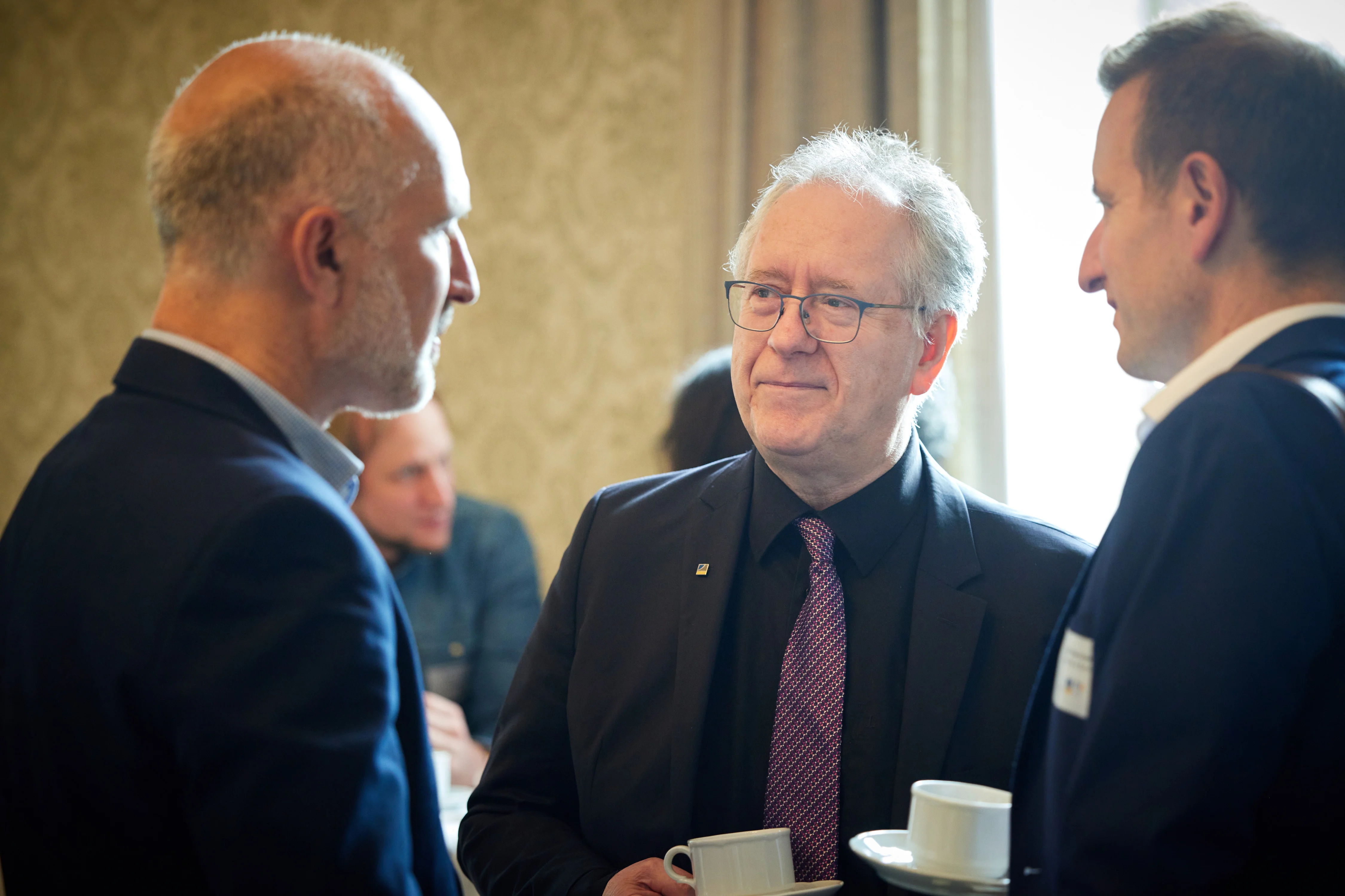 Zu Gast war auch Rektor Prof. Dr. Dr. h. c. Michael Hoch (Mitte) – hier im Gespräch mit Prof. Dr. Heinz Beck, Sprecher der TRA Leben und Gesundheit (links) und Prof. Dr. Cyrill Stachniss, Sprecher des Exzellenzclusters PhenoRob (rechts).