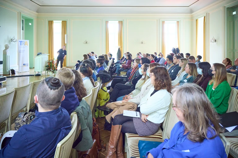 Ein gut gefüllter Festsaal beim Symposium „Circuits for Survival“