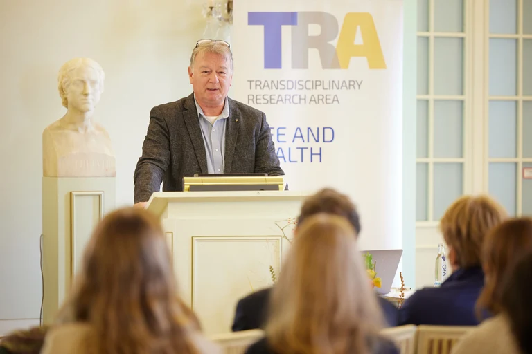 Prof. Dr. Andreas Zimmer, Prorektor für Forschung und wissenschaftlichen Nachwuchs begrüßte die Zuhörer:innen mit einem Grußwort und betonte, wie wichtig die Arbeit an den Schnittstellen von Disziplinen ist.