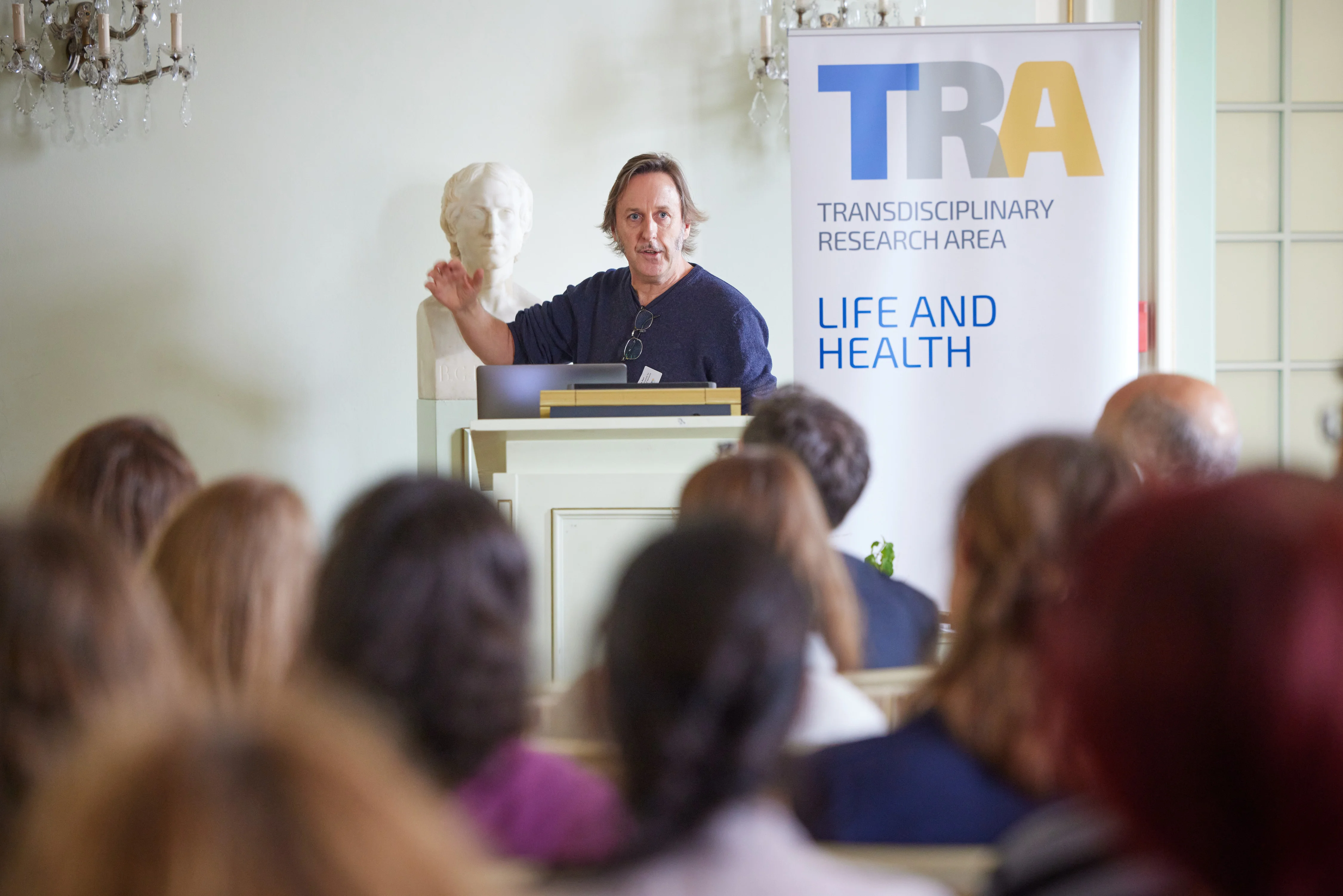 Jason Kerr vom Max-Planck-Institut für Neurobiologie des Verhaltens sprach darüber, wie per Bildgebung bei Tieren die Bewegungsabläufe des Skeletts und die dabei stattfindende Aktivität der Hirnrinde beobachtet werden können.