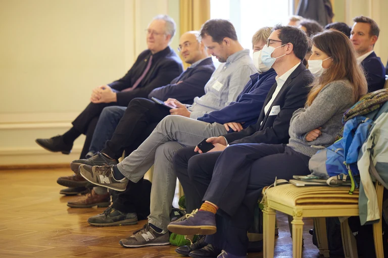 Hertz-Professor Dominik Bach zwischen Rednerin Bianca Silva vom Consiglio Nazionale di Ricerche in Italien (r.), Frank Bradke vom Deutschen Zentrum für Neurodegenerative Erkrankungen in Bonn (3.v.r.) und Redner Benjamin Grewe vom Institute of Neuroinformatics der ETH Zürich (4.v.r.). Interessiert hörten auch Forschende aus anderen Transdisziplinären Forschungsbereichen (TRAs) zu, so auch Paul Basu, Hertz-Professor in der TRA „Present Pasts“ (2. v.l.).
