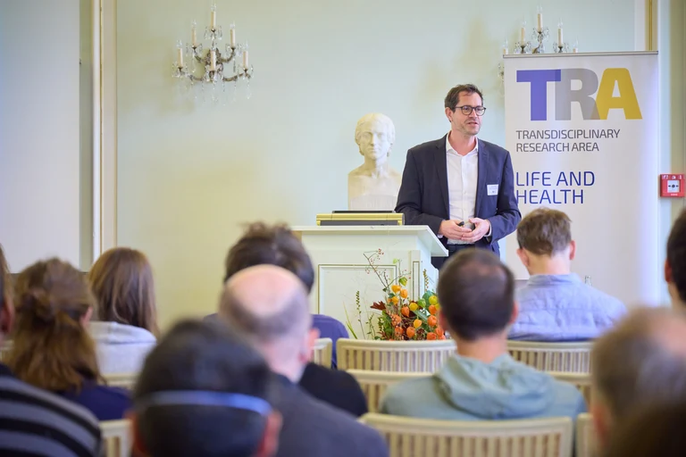 Hertz-Professor Dominik Bach sprach bei seiner Antrittsvorlesung im vollen Festsaal der Universität.