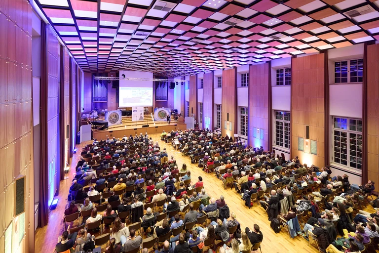 Das Interesse an Extremwetter ist groß: Die volle Aula fasst rund 500 Personen.