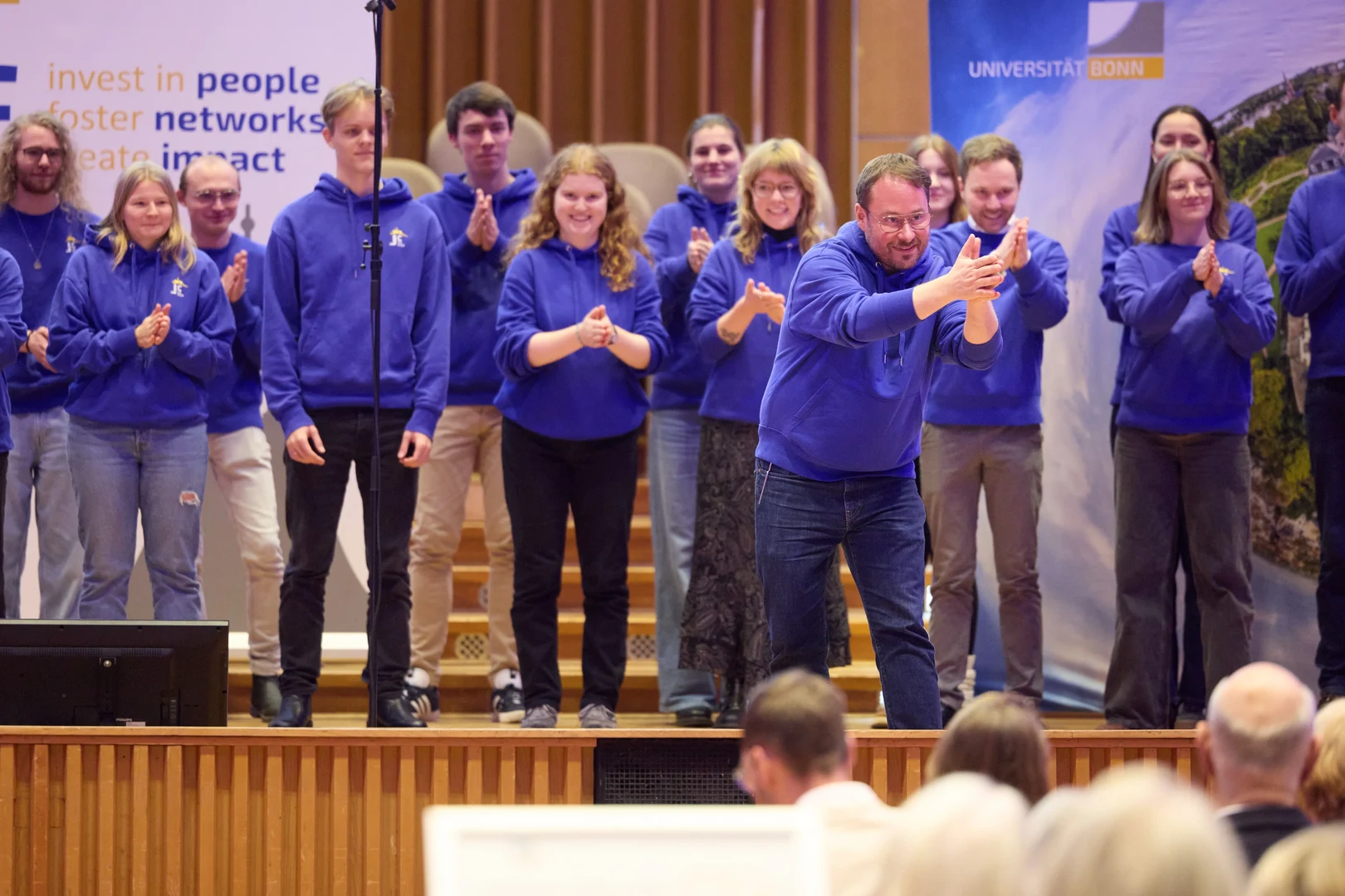 Der Leiter des Jazzchors der Universität Bonn, Jan-Hendrik Herrmann, animiert das Publikum zu einem akustischen Sturm.