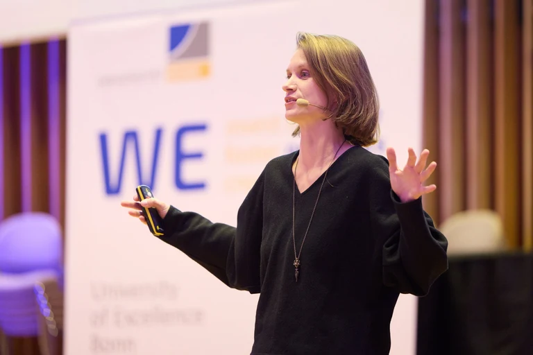 Jun.-Prof. Dr. Leonie Esters vom Institut für Geowissenschaften spricht über die Erfassung von Klimadaten.