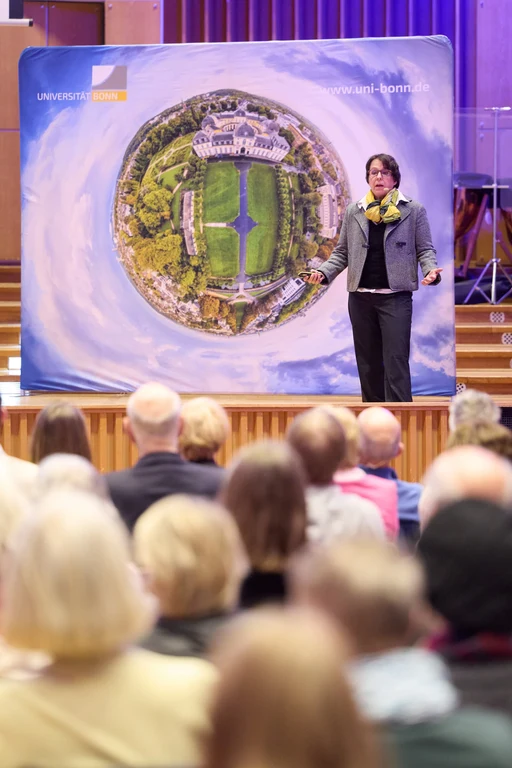 Dr. Petra Friederichs erläutert Klimaänderungen in Vergangenheit und Zukunft.