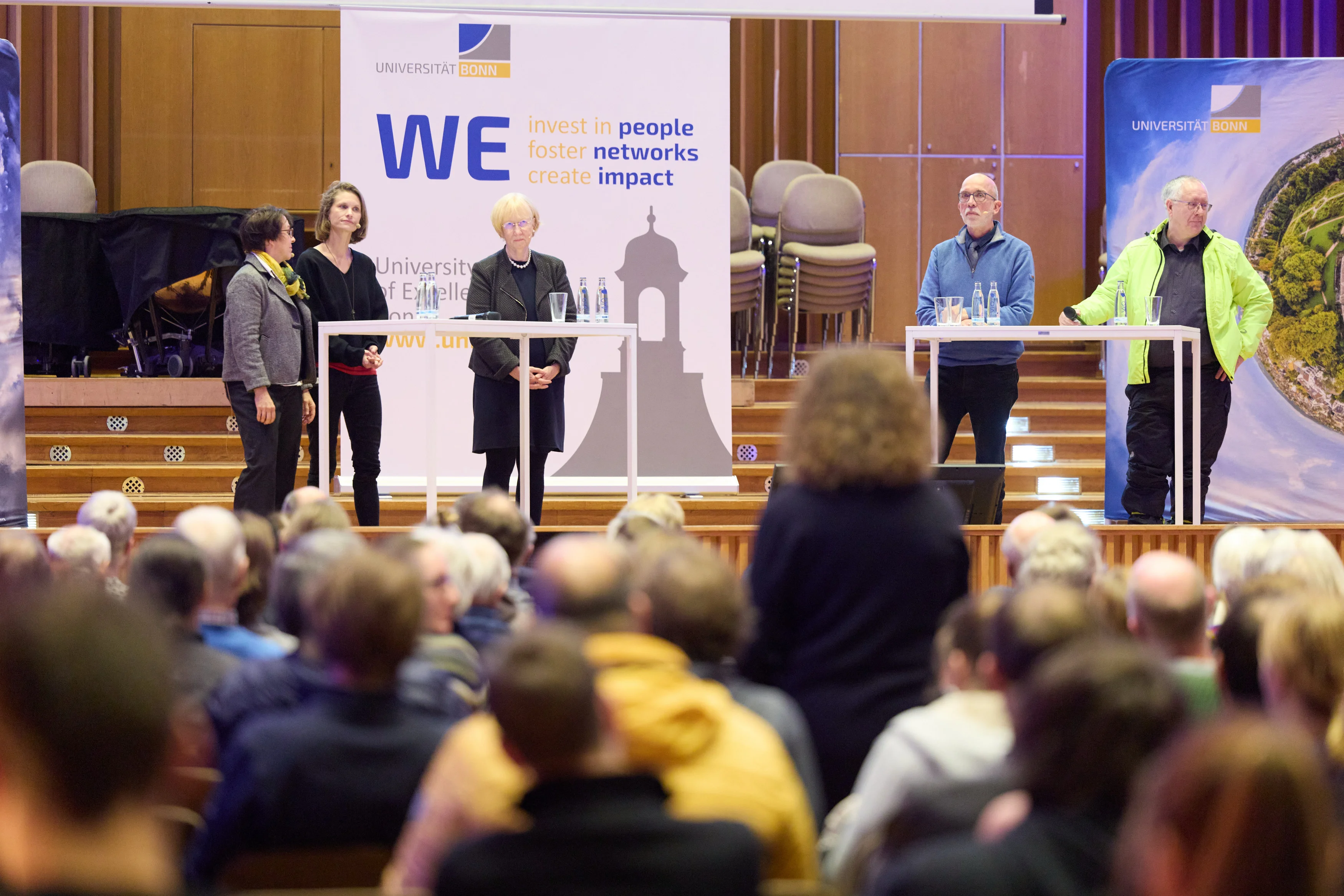 Prof. Dr. Birgitta Weltermann (dritte von links) nimmt eine Frage aus dem Publikum entgegen: Wie schützt man Säuglinge am besten vor Hitze?