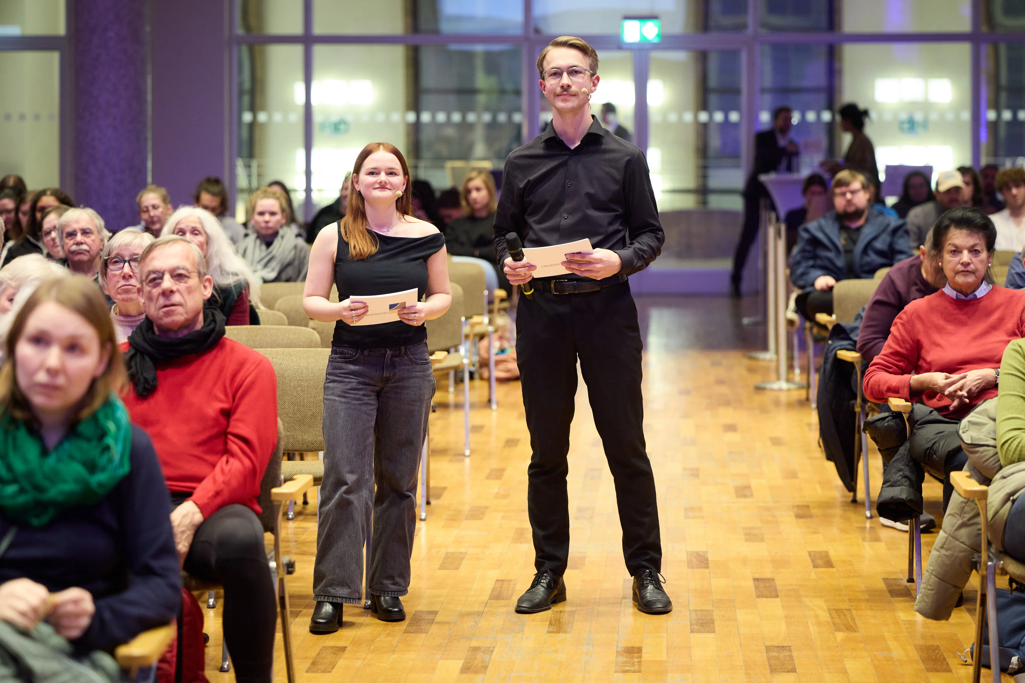 Alea Sonntag und Frederik Schumacher vom Campusradio Bonn FM moderieren das Programm: hier die Fragen des Publikums.