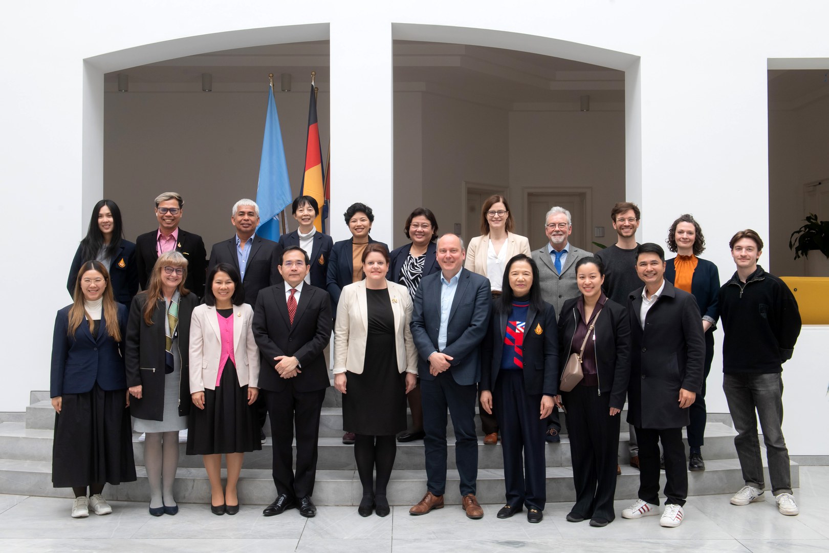 Die thailändische Delegation traf sich im Rektorat der Universität Bonn mit Prorektorin Birgit Ulrike Münch und Dekan Bernd Weber (Mitte erste Reihe).