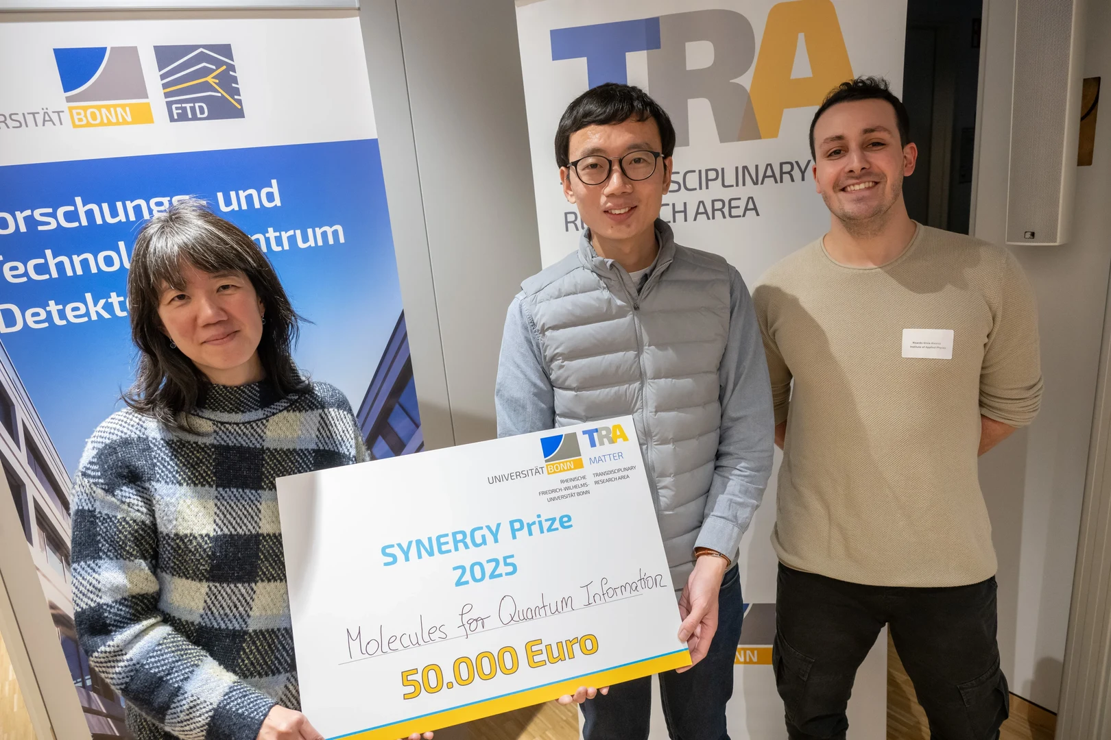 Stellvertretend für das gesamte Team der Synergy Bubble „Quanteninformation auf molekularer Ebene“ haben den Synergy Prize entgegengenommen: Prof. Connie Lu, Juniorprofessor Dr. Daqing Wang und Doktorand Ricardo Alvarez (von links nach rechts).