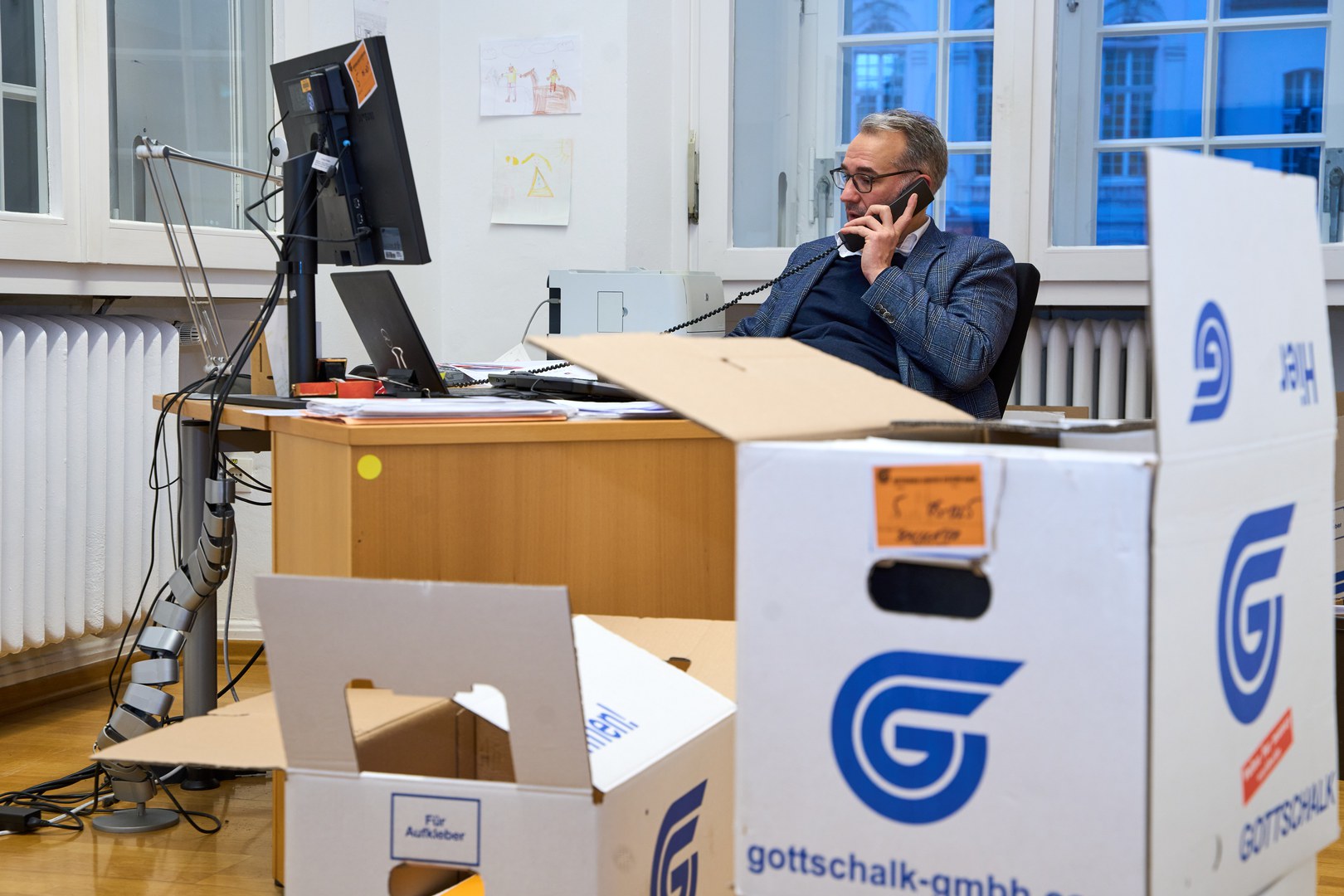 Im Dezember saßen die Mitarbeitenden bereits auf gepackten Kisten, wie hier Dr. Torsten Schlageter, Geschäftsführer des Dekanats der Philosophischen Fakultät.