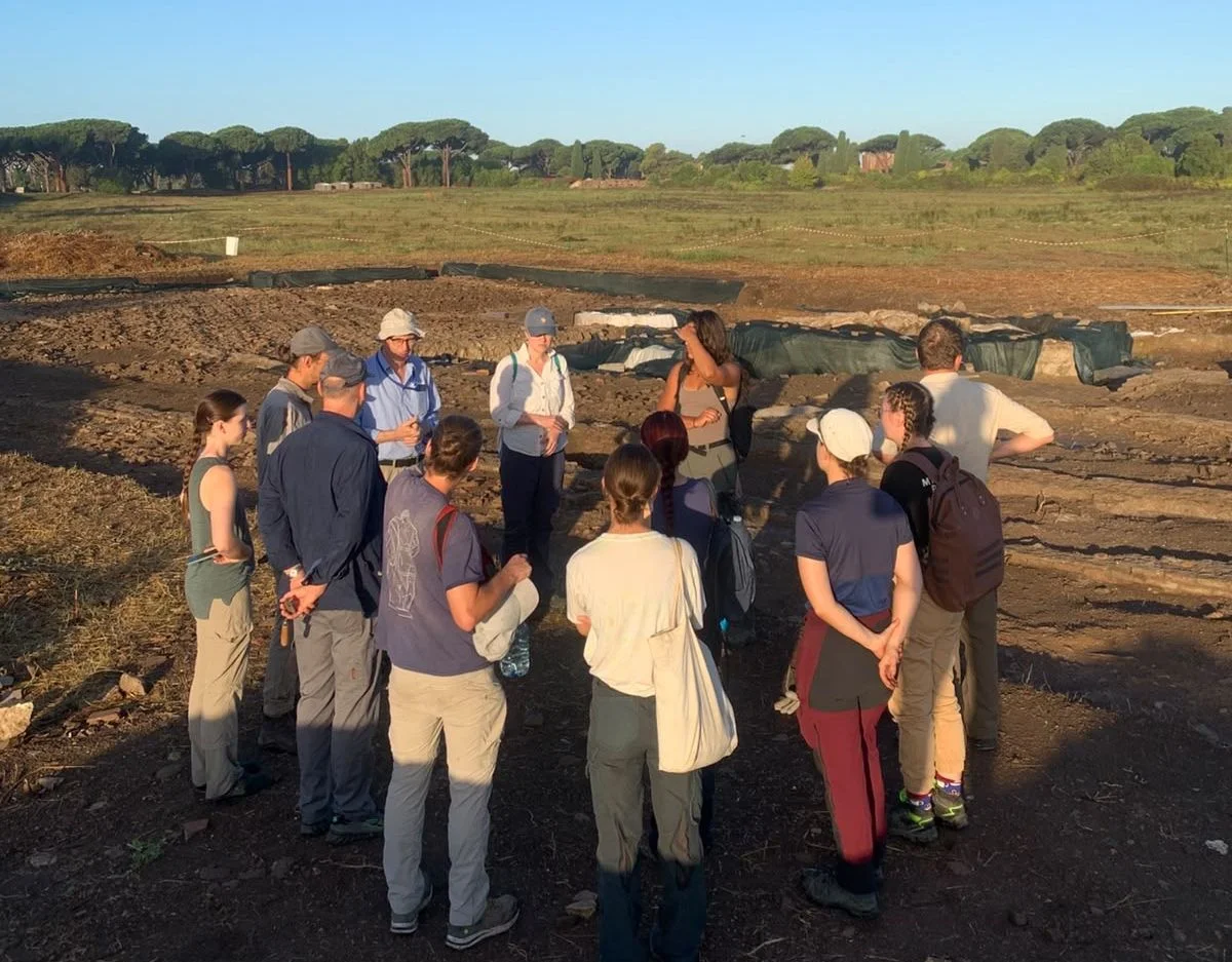 Uni Bonn On Tour in Ostia: Besprechung des Tages.webp
