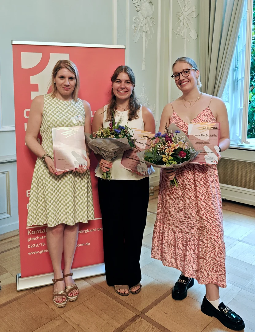 Dr. Lisa Tenderini, Martha Bingeler und Lucie Schüssler (v.l.) freuen sich über den Gender Studies Preis.