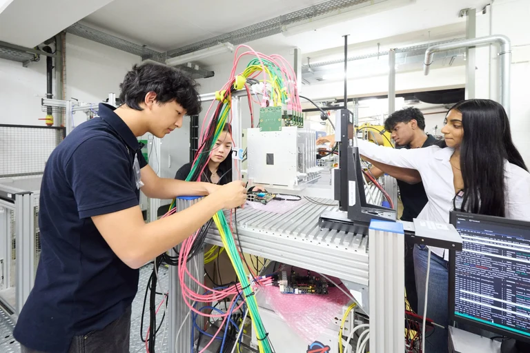 Team Xtreme an der Beamline.