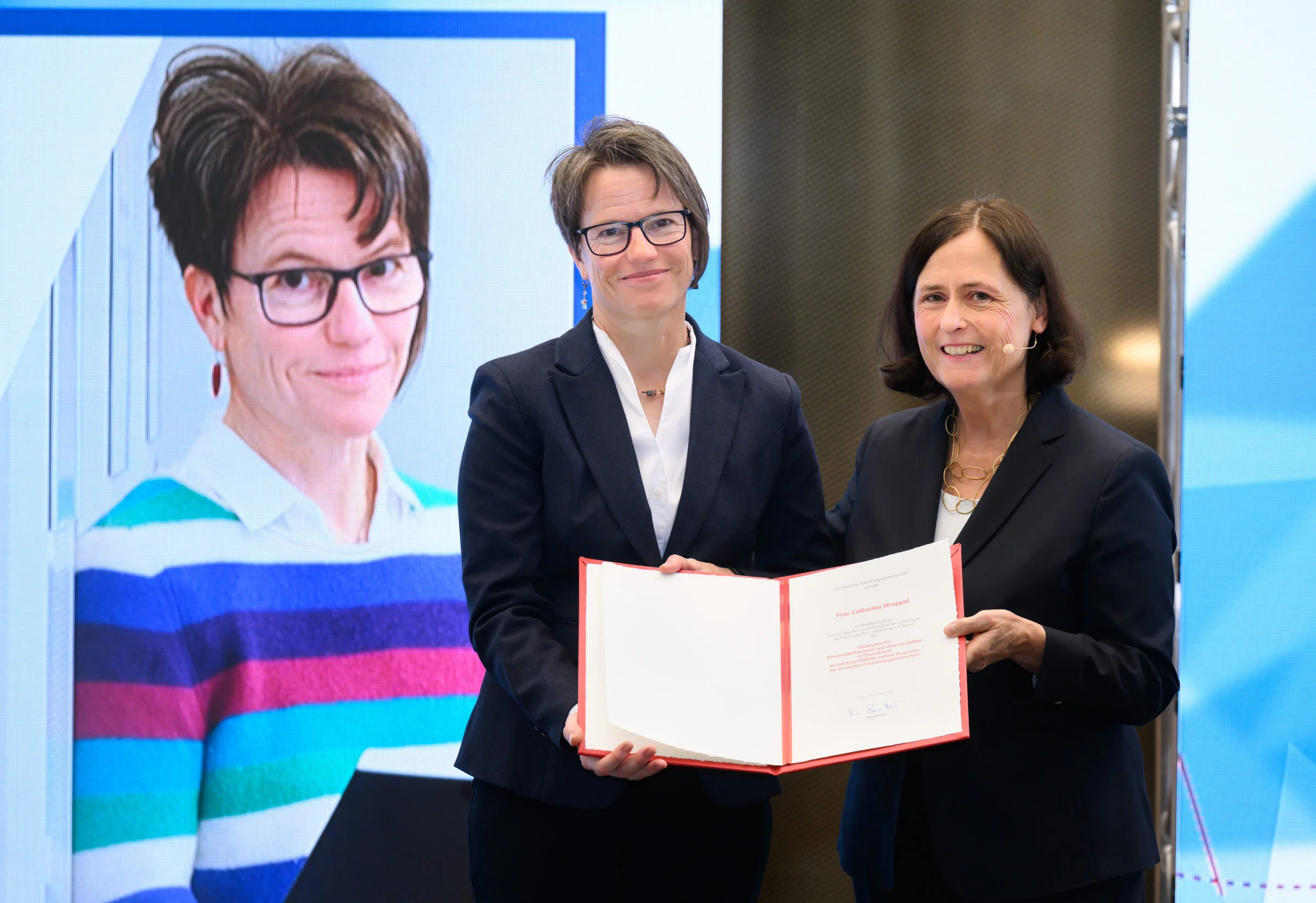 Prof. Dr. Catharina Stroppel (links)