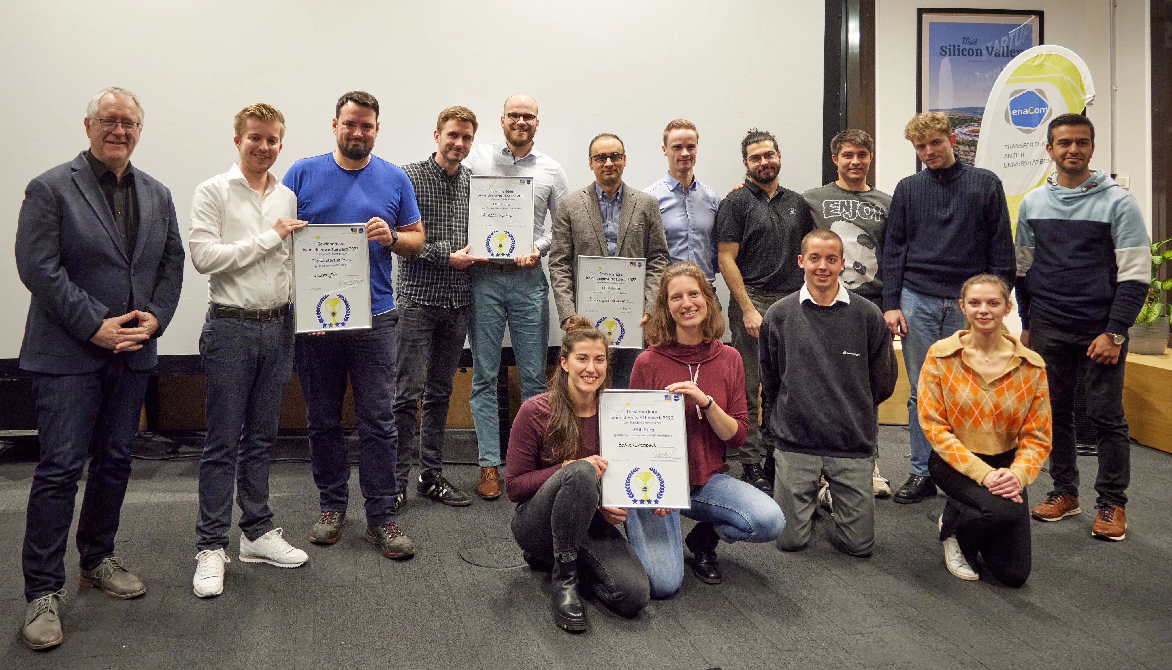 Die nominierten Teams mit Rektor Michael Hoch (re.) beim Ideenwettbewerb 2022