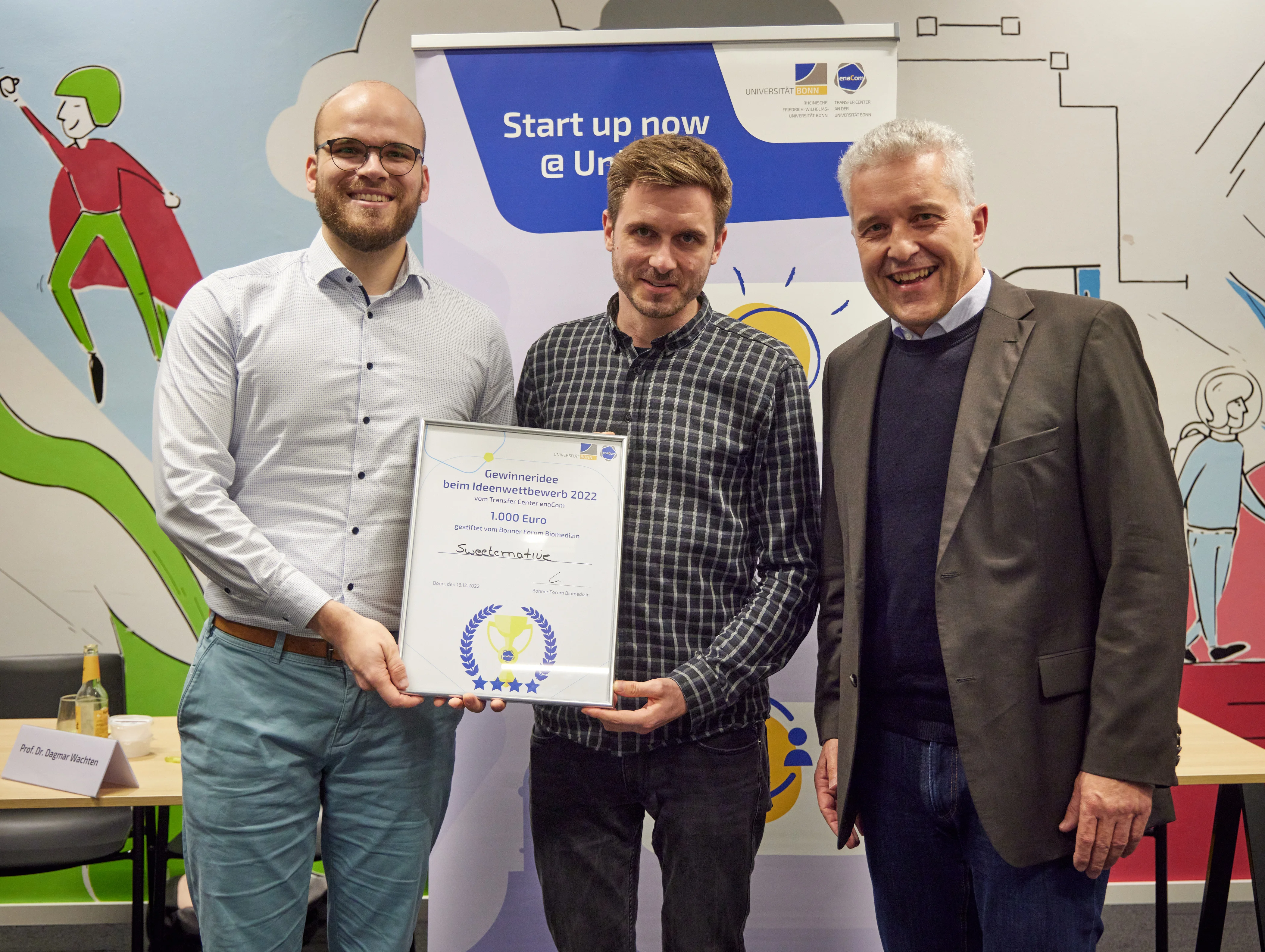 Das Team "Sweeternative" mit Preisübergeber  Prof. Dr. Matthias Geyer vom Bonner Forum Biomedizin