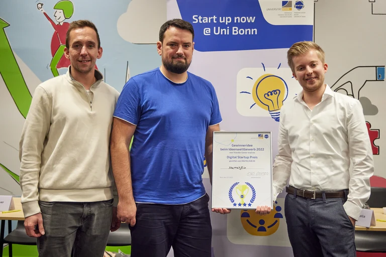 Das Team "Narraflix" mit Jurymitglied Jan Klein vom DIGITALHUB.DE