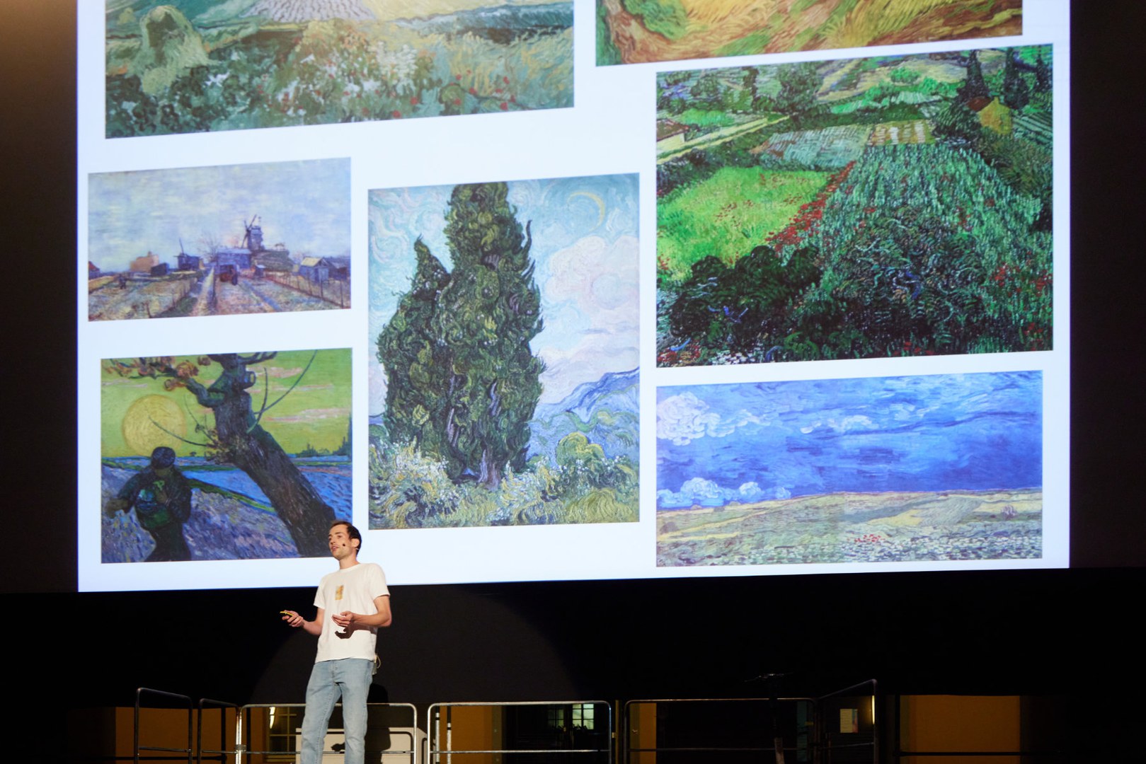 Ist das Kunst oder kann das weg? Wie Maschinen Pflanzenbilder für die Landwirtschaft der Zukunft malen, erklärte Geodät Lukas Drees vom Exzellenzcluster PhenoRob in seinem Slam. Kunstwerke von van Gogh halfen ihm bei der Veranschaulichung.