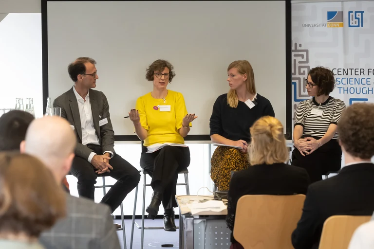 In der Debatte (von links):