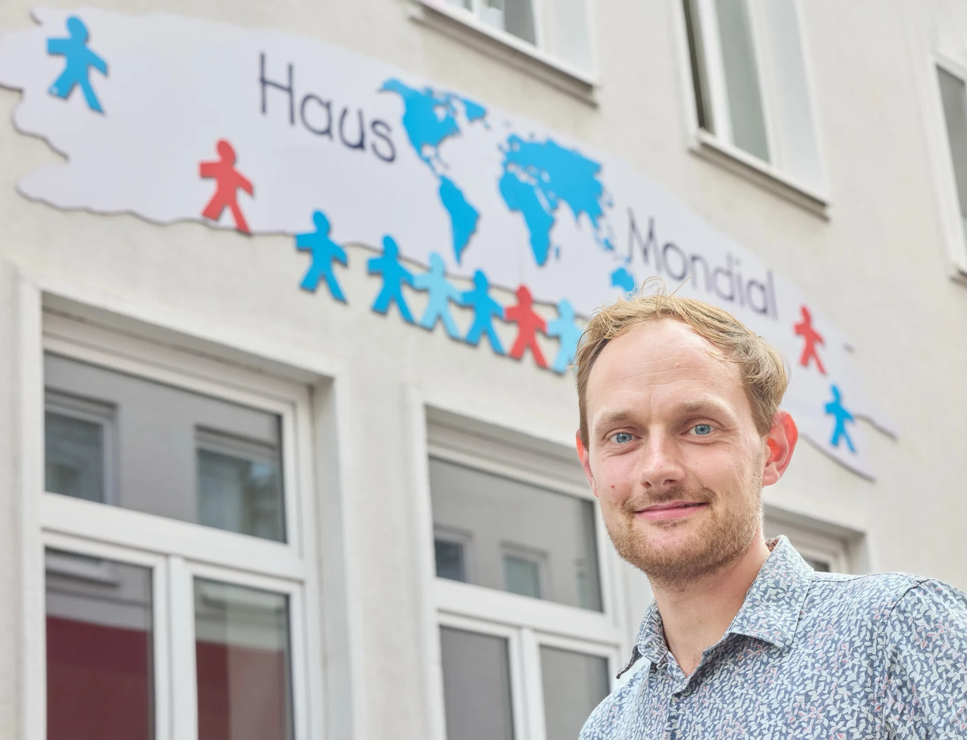 BU: Andreas Fischer betreut das Service-Learning-Modul "MitSprache!", welches Studierende und studieninteressierte Menschen mit Flucht- und/oder Migrationserfahrungen zusammenbringt. Dies geschieht etwa im Haus Mondial des Projektpartners Caritasverband für die Stadt Bonn e. V.