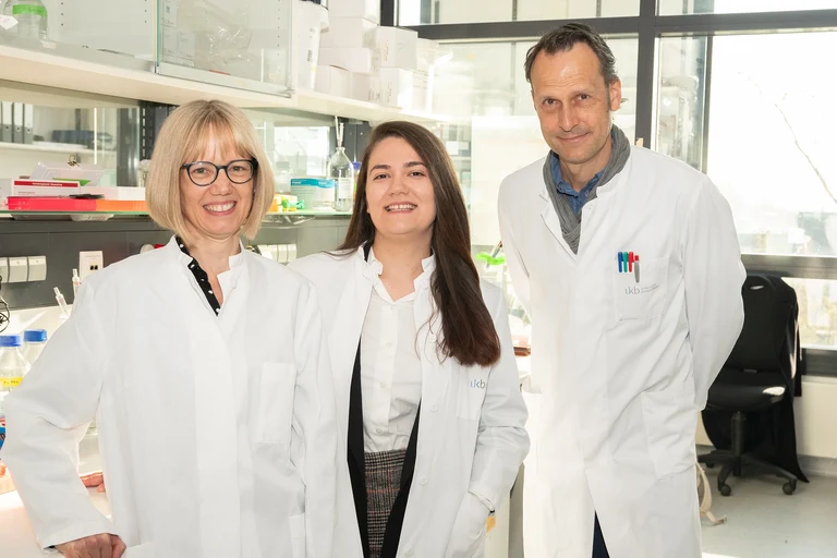 (v.l.) Prof. Sandra Blaess, Norisa Meli und Prof. Albert Becker