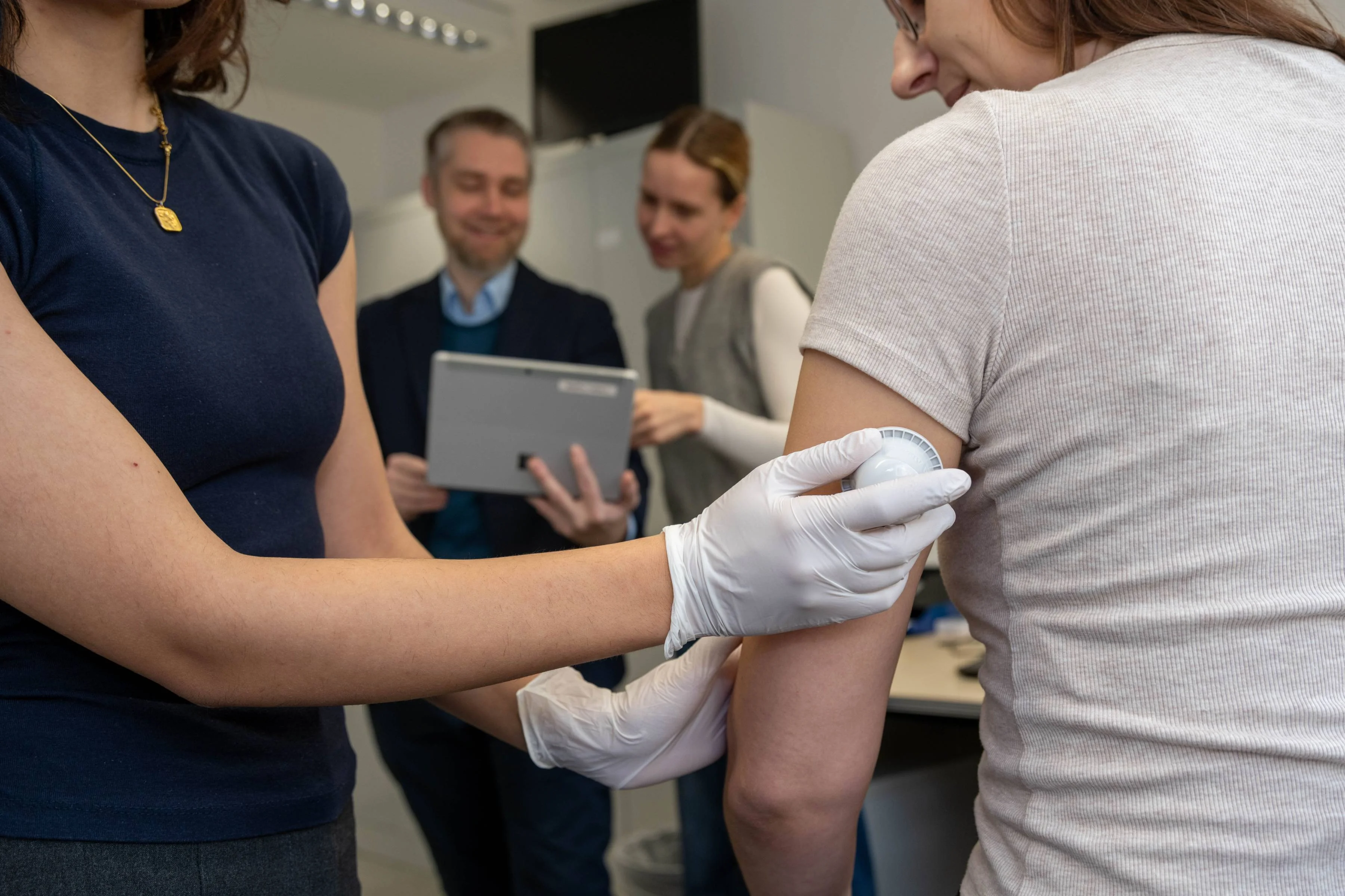 Über einen Glukosesensor am Oberarm erhoben die Forschenden kontinuierlich Daten zum Glukoseverlauf