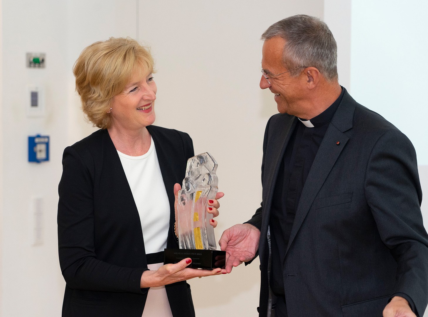 Prof. Dr. Christiane Woopen erhielt in der Kommende Dortmund den Wilhelm-Weber-Preis für besondere Verdienste im Geist der katholischen Sozialethik, hier mit Prälat Dr. Peter Klasvogt (Direktor der Kommende Dortmund).