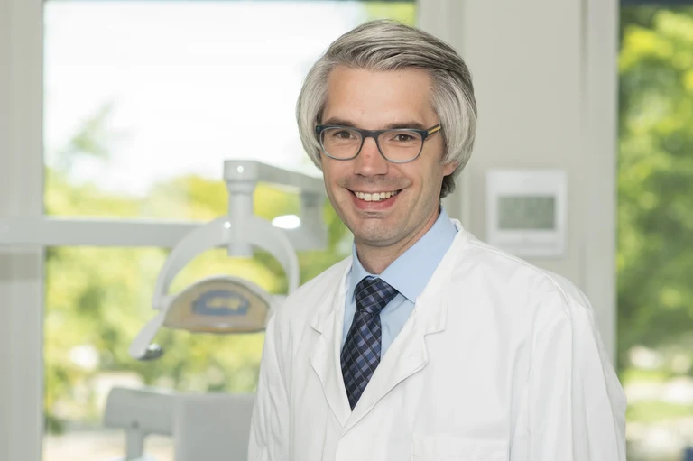 Leitet seit 2025 die Poliklinik für Parodontologie, Zahnerhaltung und Präventive Zahnheilkunde am UKB: Prof. Dr. Richard Wierichs.