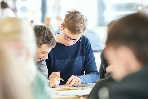 Schüler arbeiten an einem Übungsblatt.