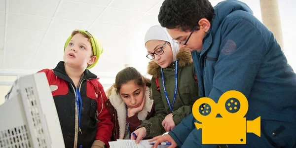 Schüler*innen bearbeiten konzentiert Aufgaben der Rallye.