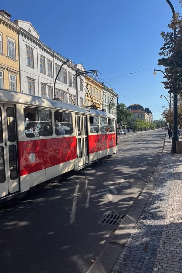 Hanno_Prag_600x900px_100_Prag_Hanno_Straßenbahn.jpg