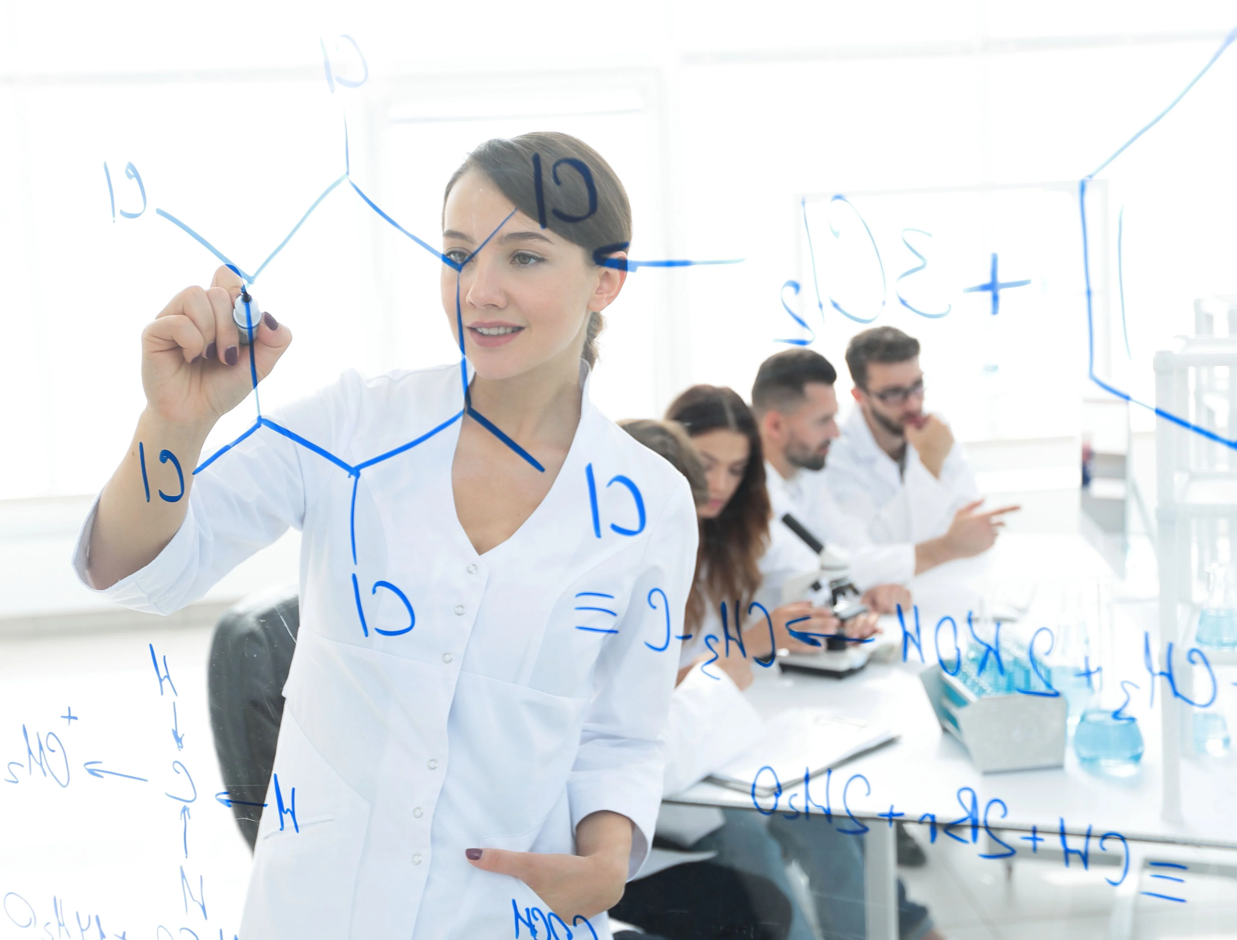 Wissenschaftlerin an Tafel