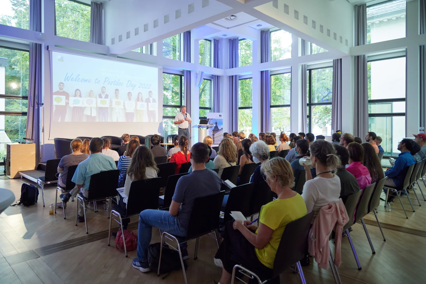 Publikum vor Leinwand