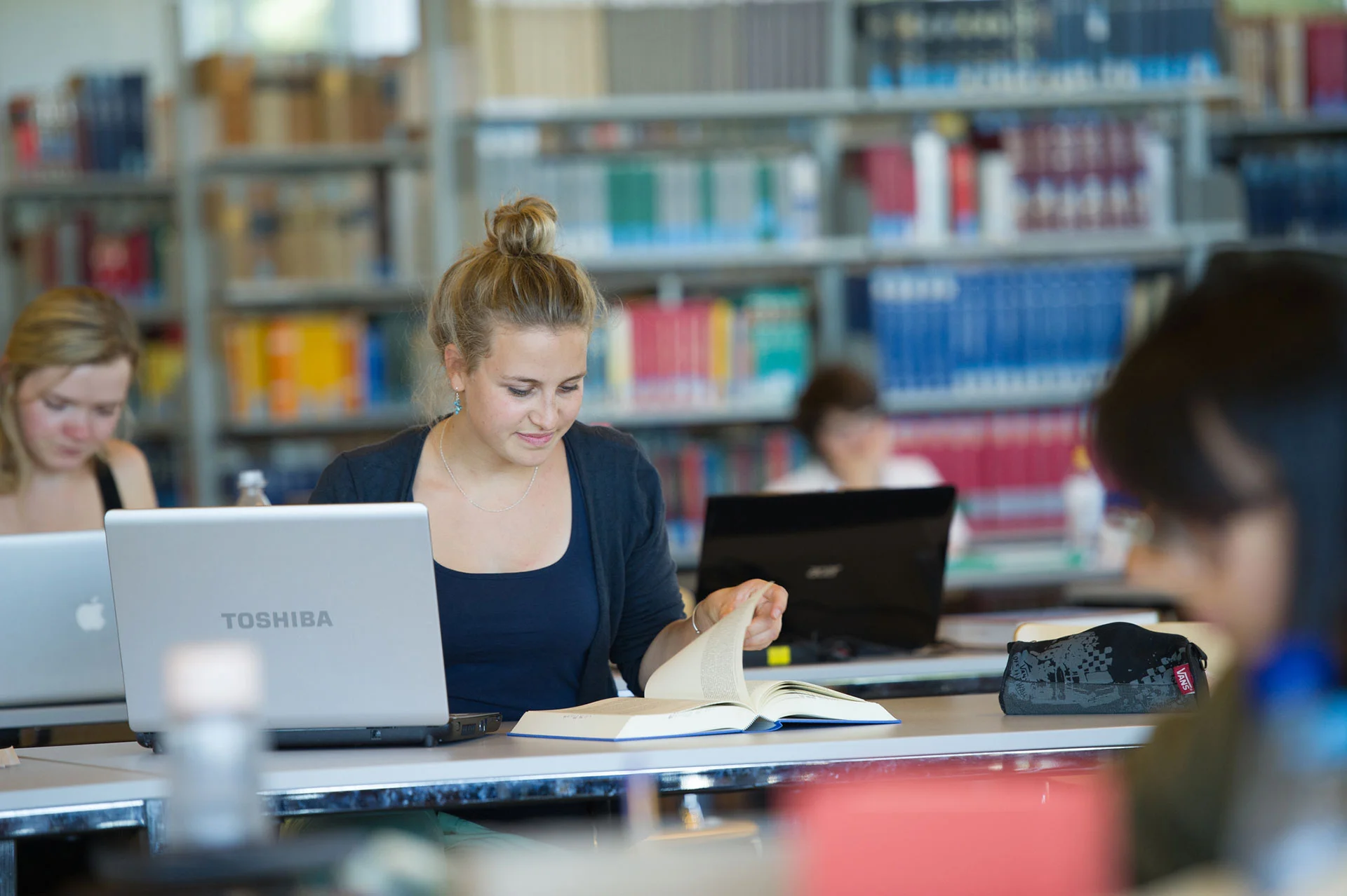 Studentin in der Bibliothek