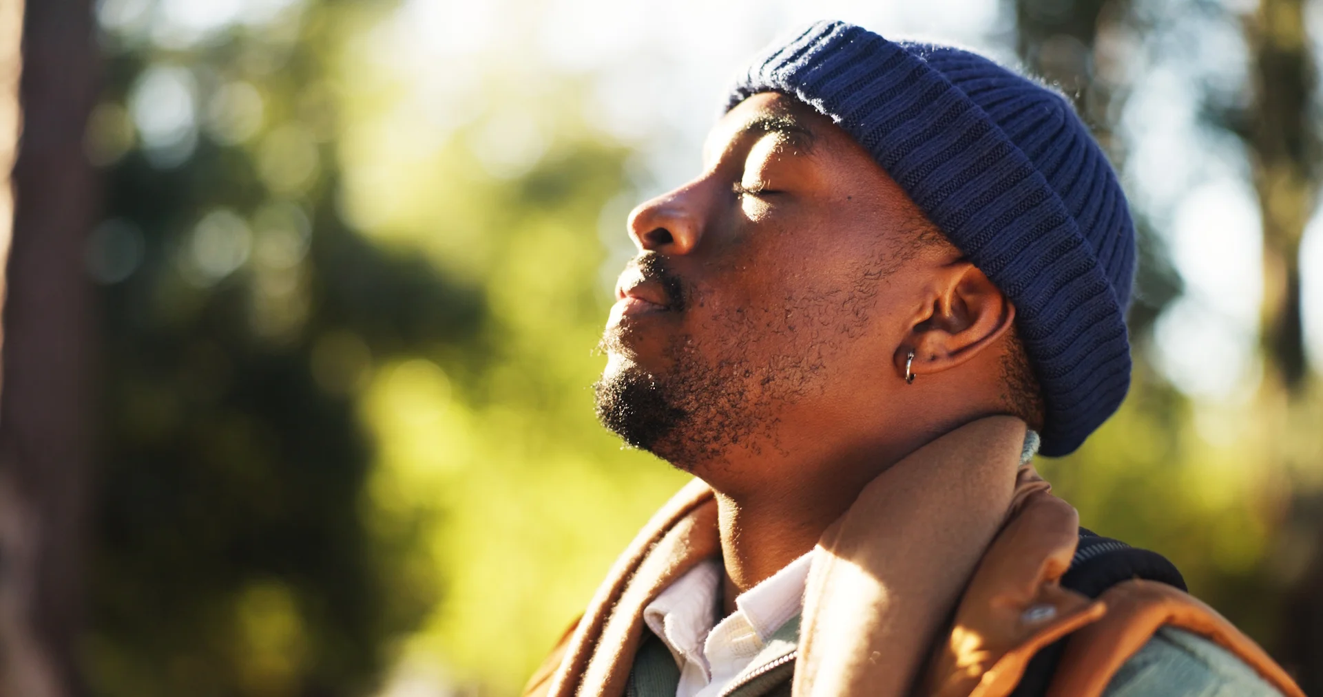 Mann im Wald atmet durch