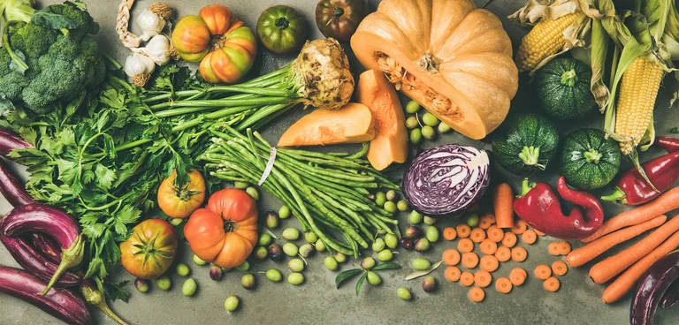 Tomatensalat mit Dressing in einer Schüssel