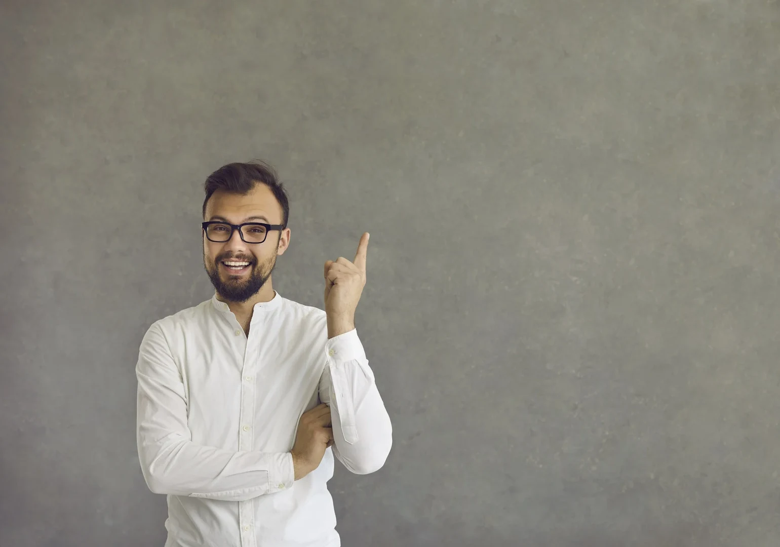 Frau sitzt in der Bibliothek und ließt