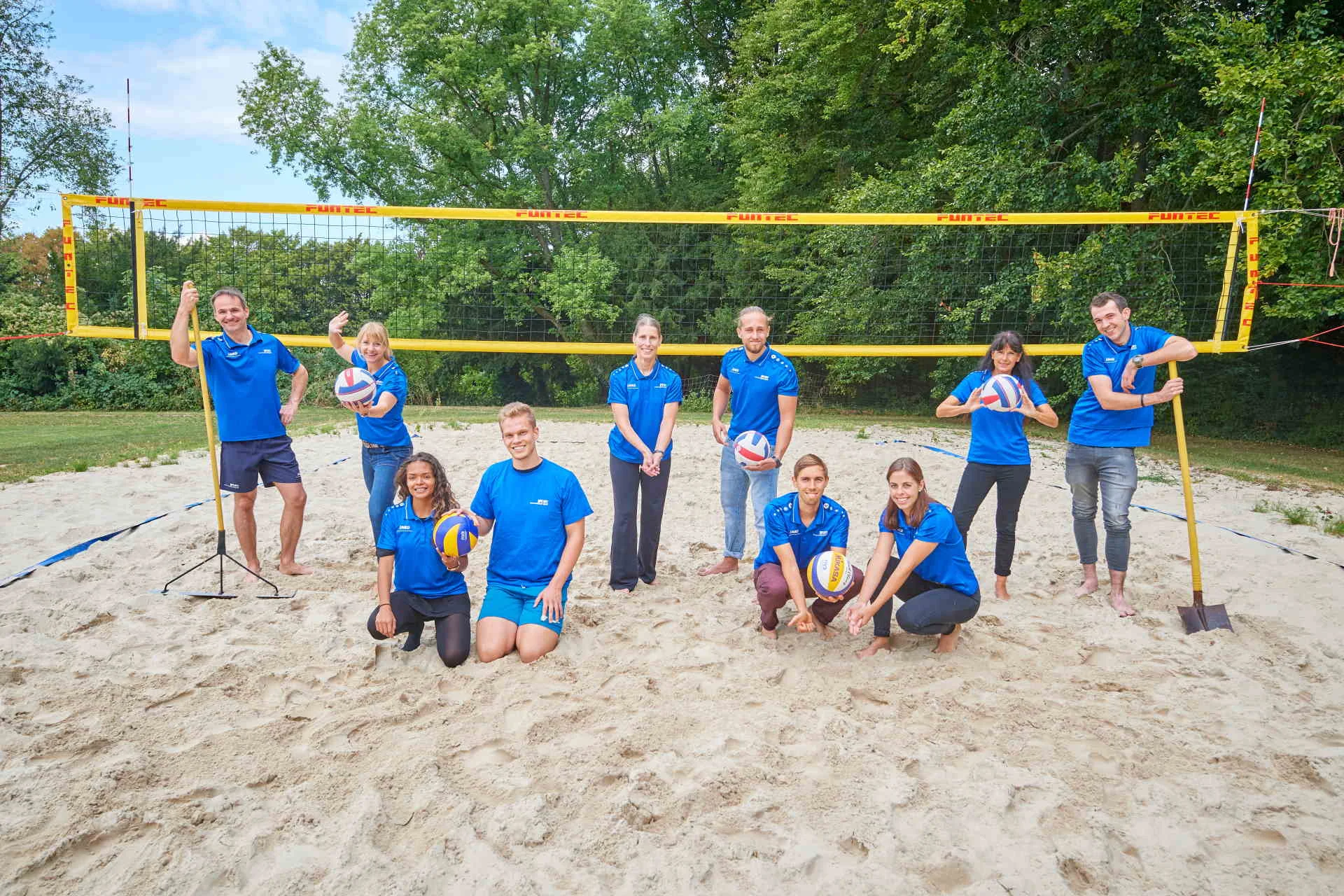 Hochschulsport Teamfoto Beachvolleyballfeld