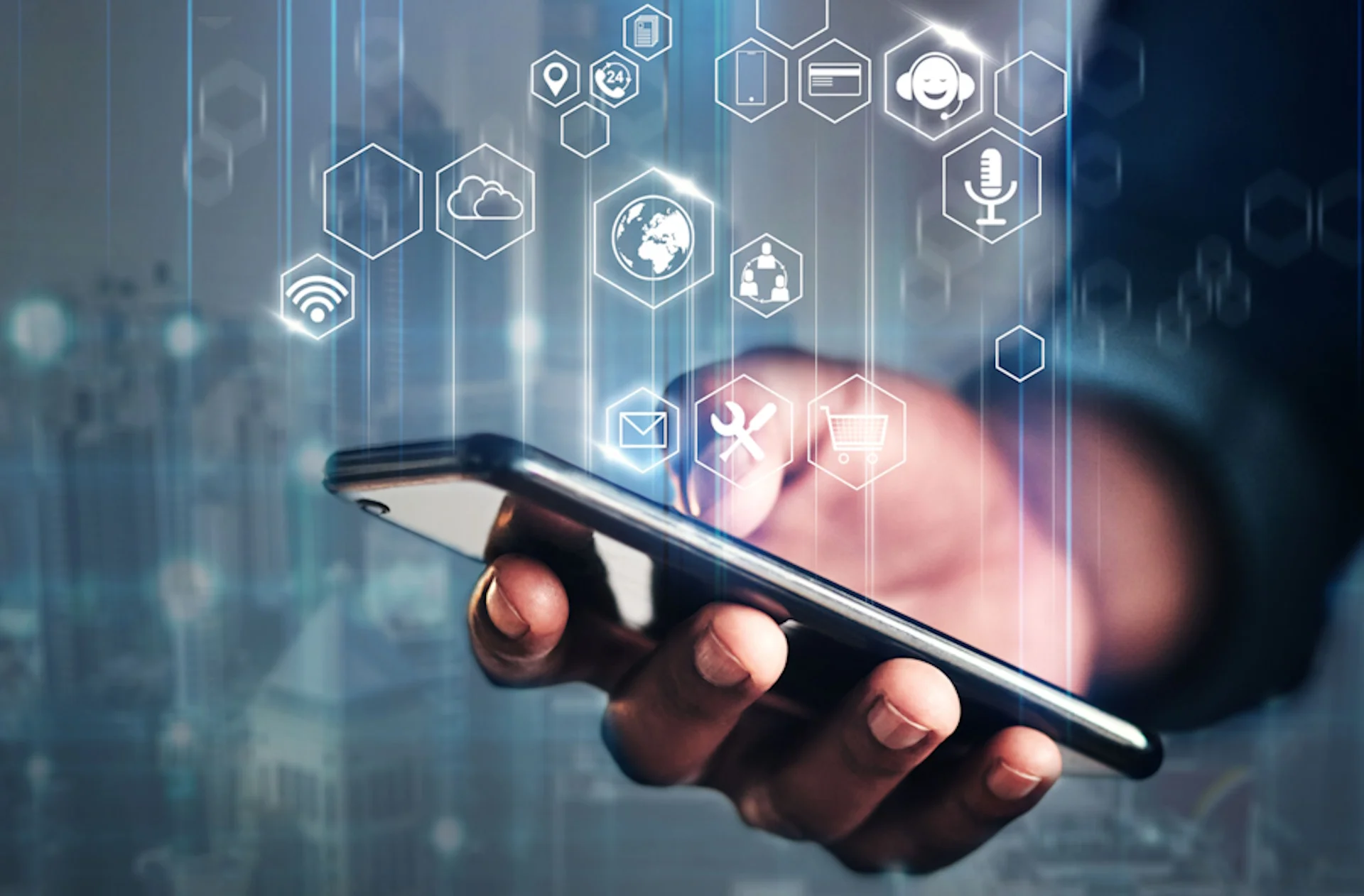 Smartphone wird in der Hand gehalten - viele Symbole der Digitalisierung und KI gehen davon aus