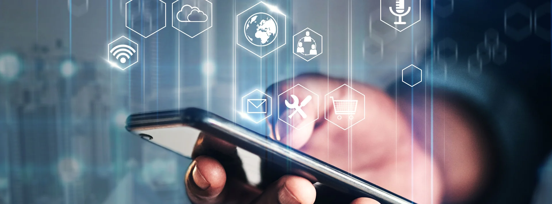 Neu_Digitale Medien Handy in Hand .jpg