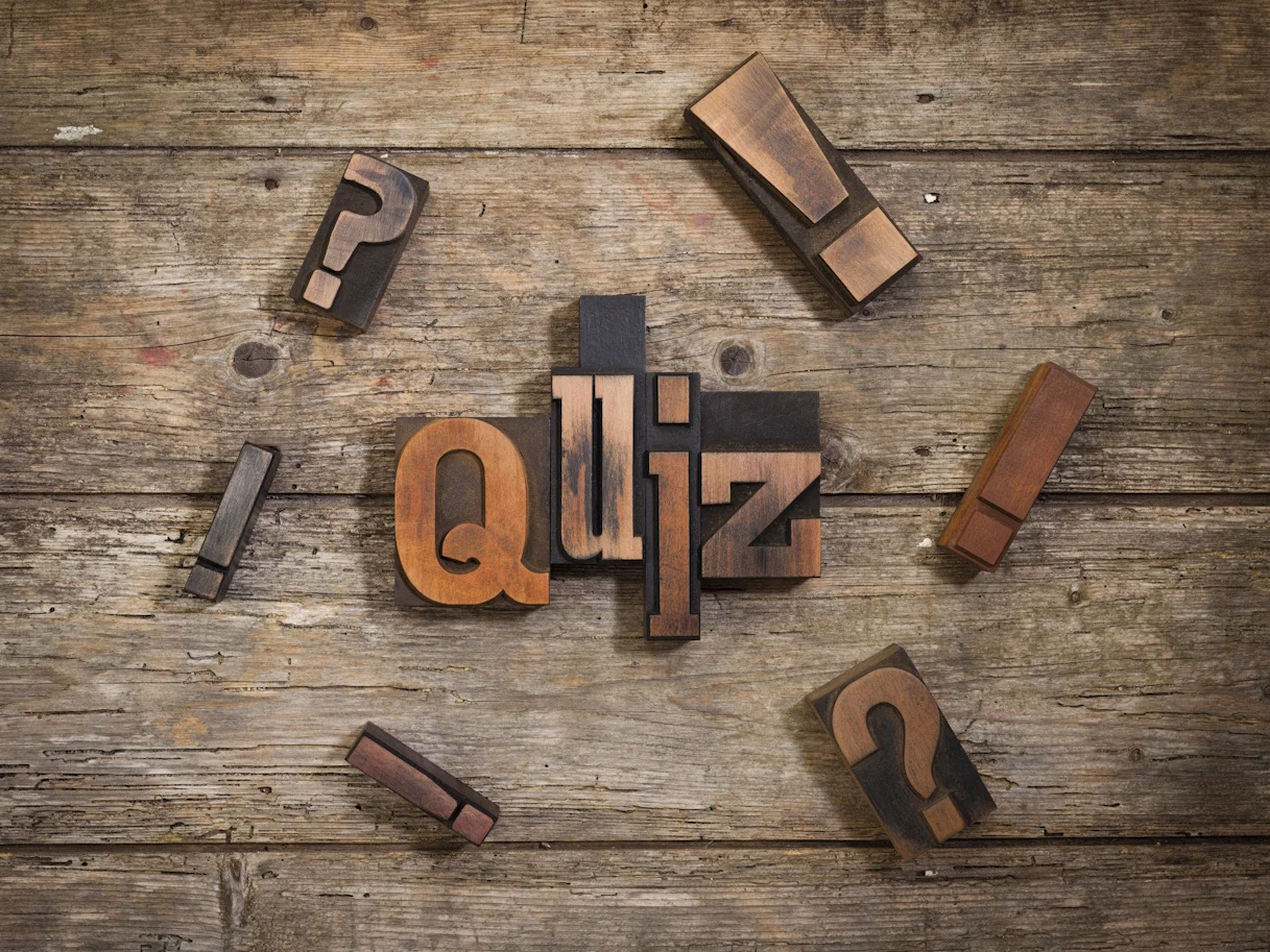 Wort Quiz auf Hokzhintergrund