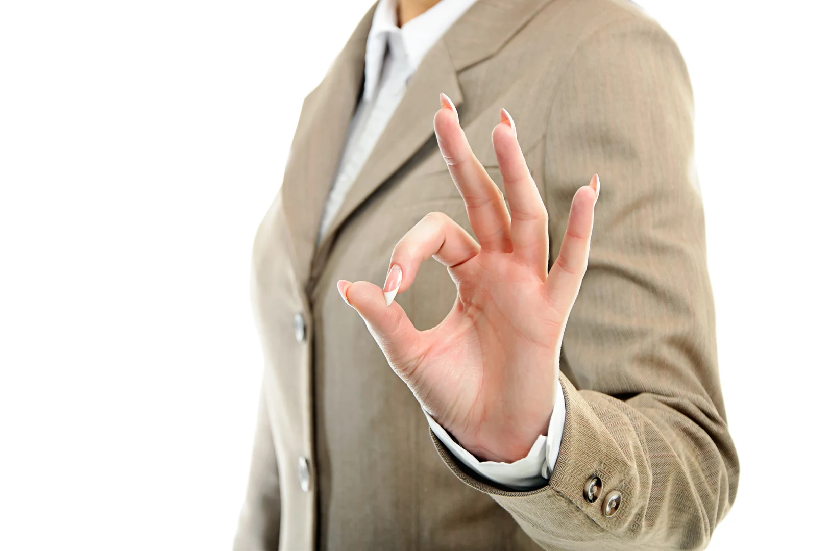 Eine Frau bildet mit Zeigefinger und Daumen einen Kreis.