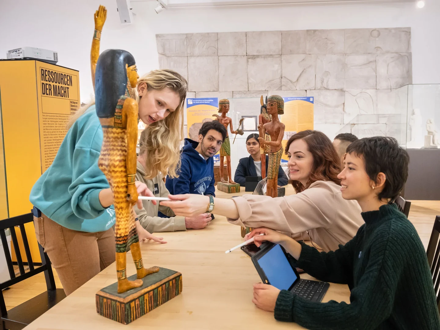 Studierende lernen etwas im ägyptischen Museum.