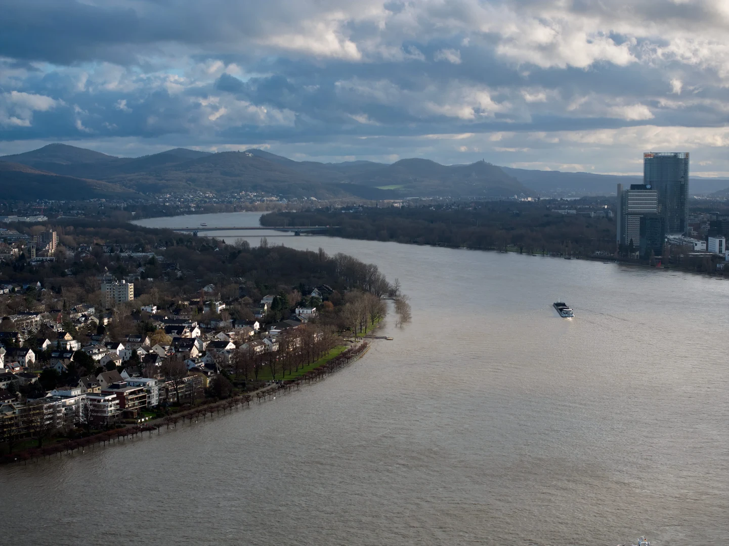 Das kurfürstliche Schloss im Stadtzentrum aus der Vogelperspektive in Fischauge-Optik.
